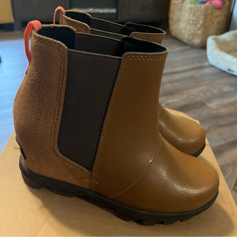 Girls size 1 Sorel Joan arctic boots
